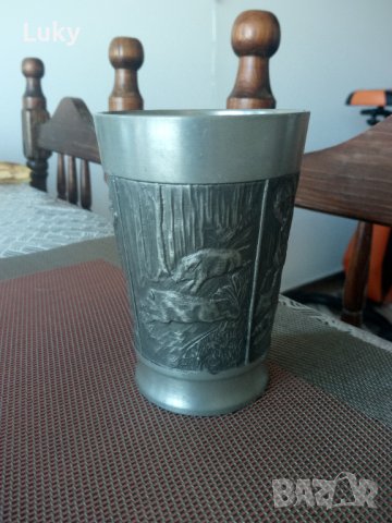 Продавам красива, антикварна чаша.Ловни мотиви.Калай.Маркирана., снимка 2 - Антикварни и старинни предмети - 43592542