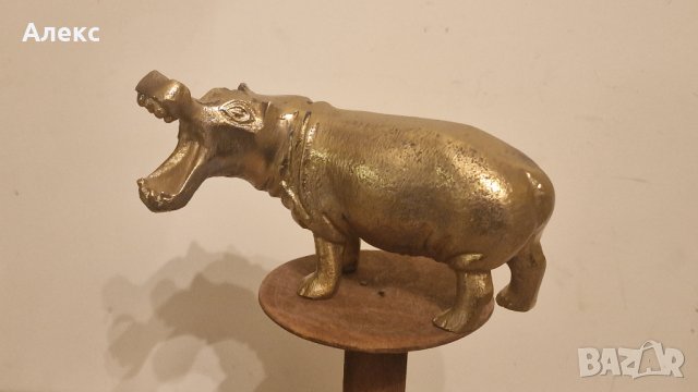 Масивен метален хипопотам.