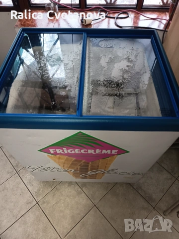 Продават се две витрини 