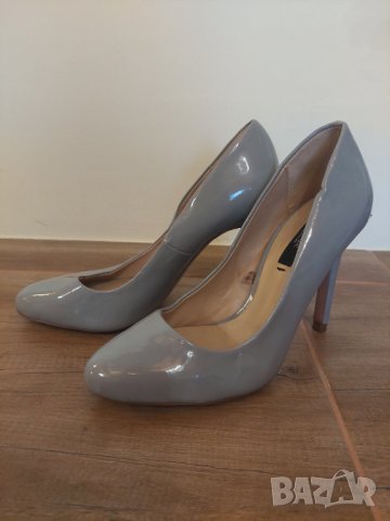Елегантни сиви лачени обувки с висок ток Zara