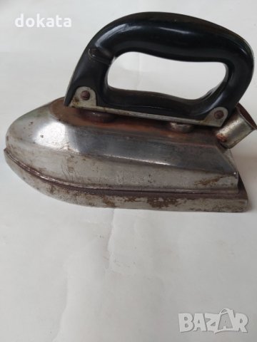 Стара ютия на ток със поставка.