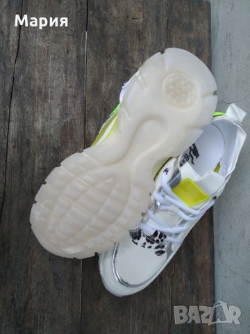 Дамски бели маратонки с неоново, снимка 3 - Маратонки - 32572437