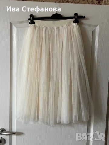 Разкошна нова  бежова  нежна пола тюл набрана с подплата . Дължина миди елегантна под коляното, снимка 2 - Поли - 50672347