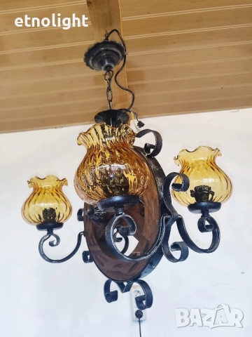 Красив полилей съчетание от дървено колело и елементи на ковано желязо, жълти стъкленици и розетка , снимка 7 - Полилеи - 51730052