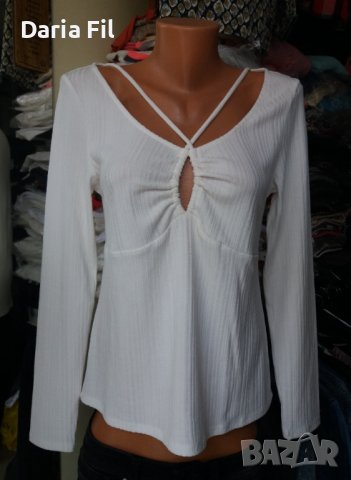 Бяла блуза от еластично трико с ефектно деколте 