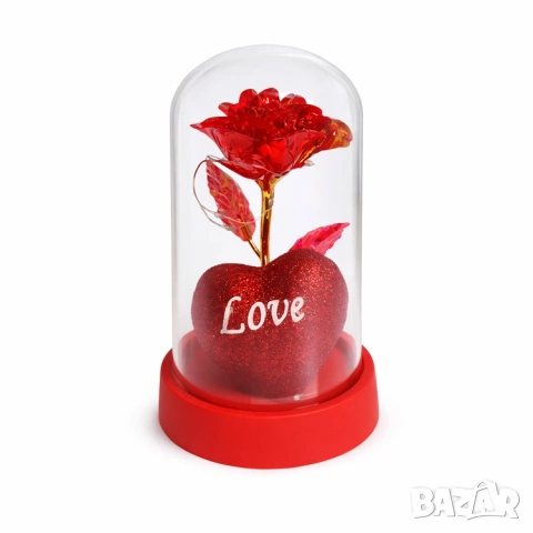Светеща червена роза с червено сърце с надпис LOVE под прозрачен купол с LED светлини