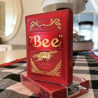 карти за игра BEE METALLUXE RED нови  Класически дизайн на карти Bee Diamond Back завършен с красиво, снимка 1 - Карти за игра - 33294864