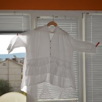 Бяла памучна банкетна риза с къдрици и 3/4 ръкав, снимка 2 - Ризи - 43111725