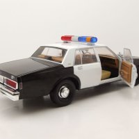 Chevrolet Caprice Metropolitan Police 1987 Terminator 2 - 1:18 на Greenlight моделът е нов в кутия, снимка 5 - Колекции - 43365849