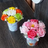 💛🌷🍀Ново💛🌷🍀Метални кашпи със сапунени рози и в средата хризантема за разкош.                   , снимка 4 - Подаръци за жени - 43985744