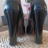 Намалени дамски обувки Moschino 38,5, снимка 4 - Дамски боти - 38476090