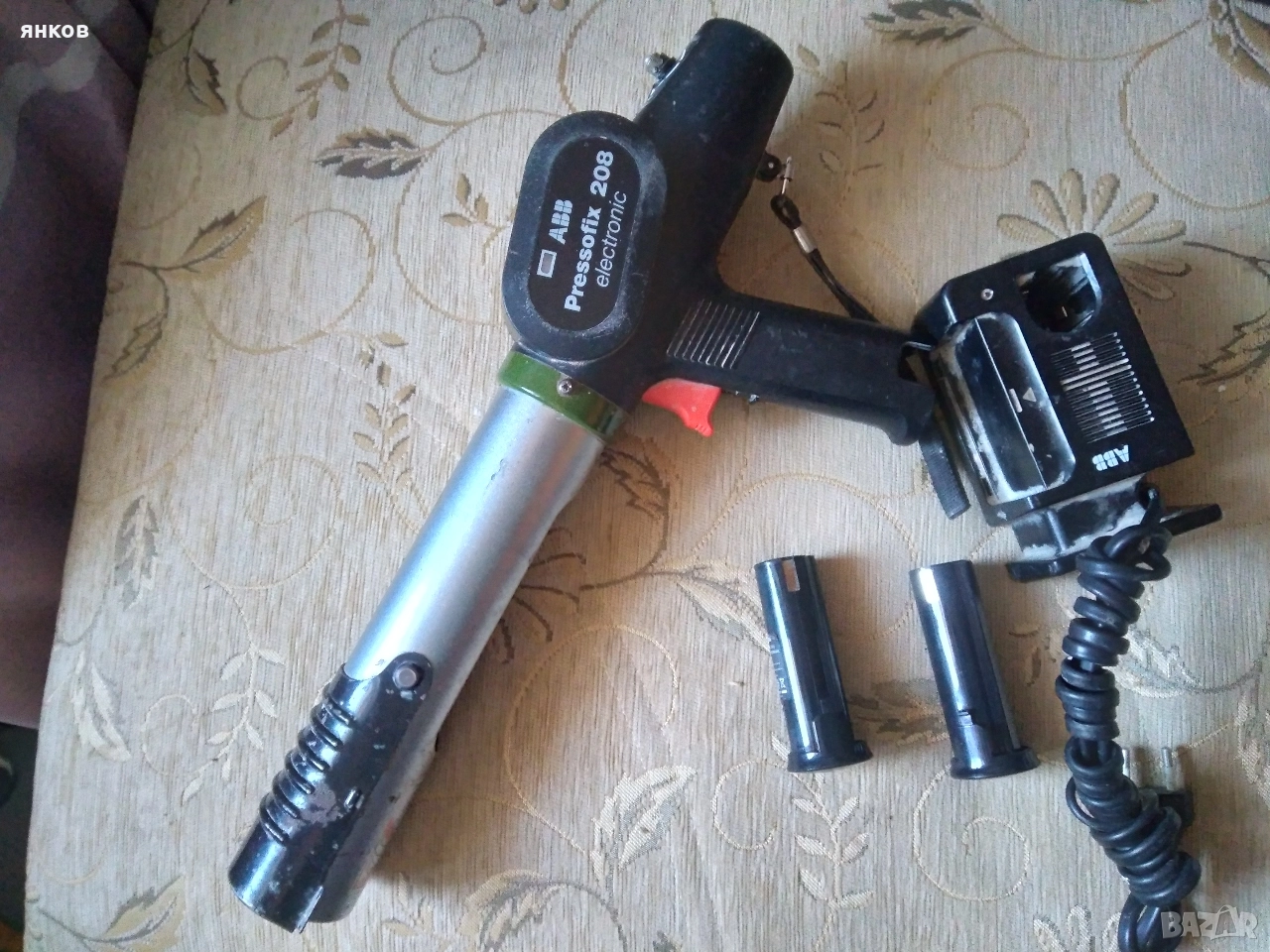 Предлагам ел.пистолет за полагане на силикон., снимка 1