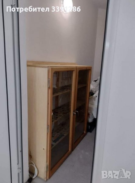 Продавам стабилен дървен шкаф (дървена витрина) с рафтове и стъклени врати, снимка 1
