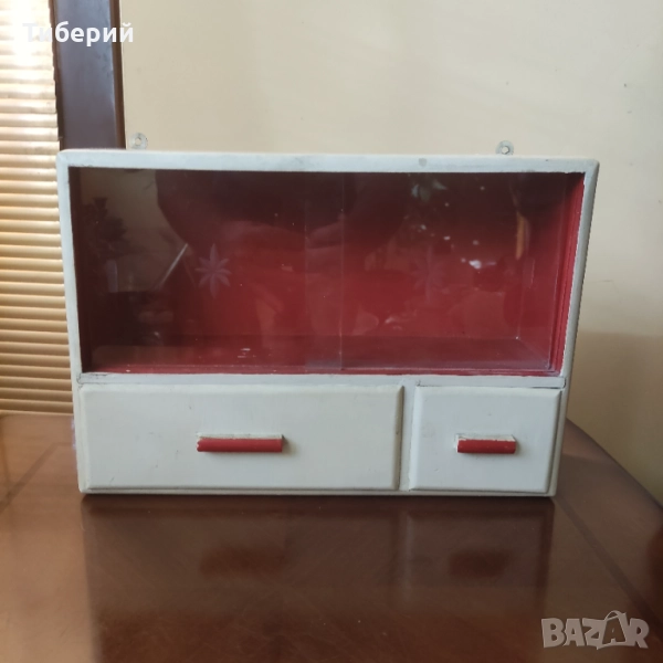 Дървена аптечка шкафче от соца/ретро, снимка 1