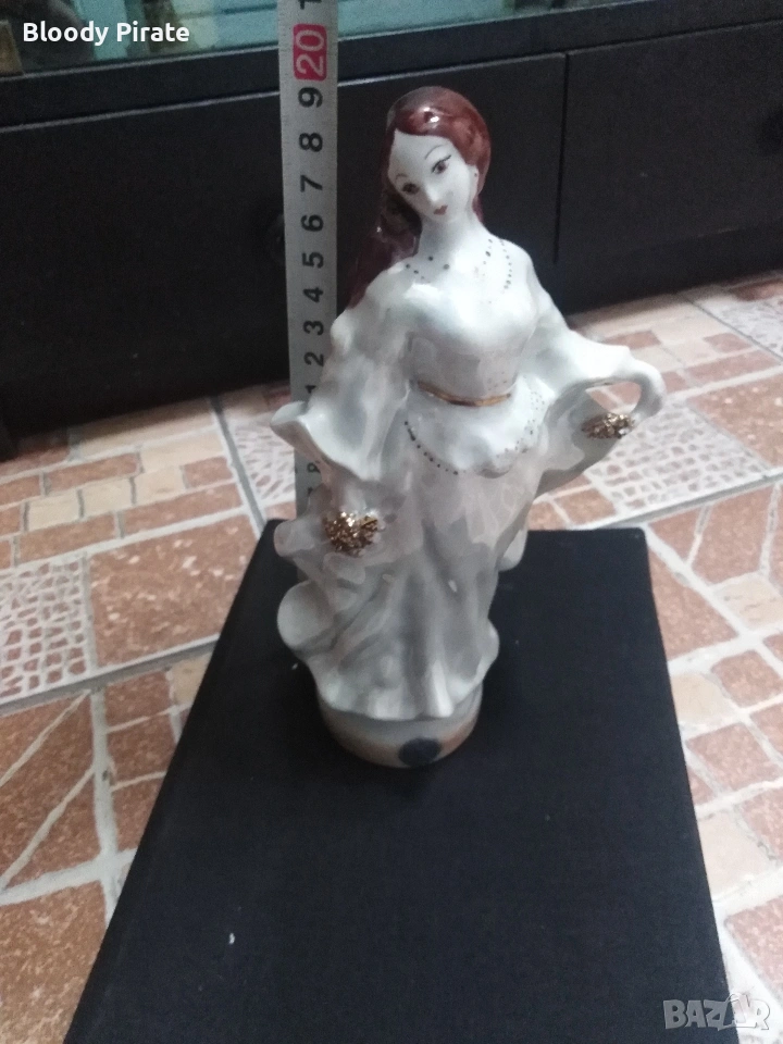 порцеланова фигура на жена , снимка 1