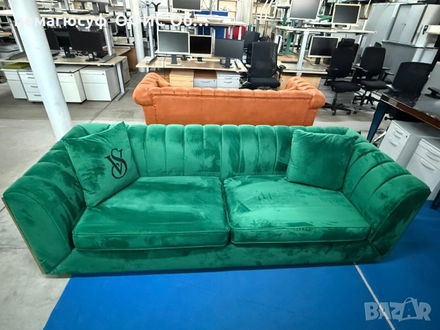 Италиански ликсозен и модерен диван триместен с фотьойл зелено кадифе