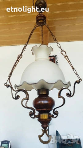 Красив месингов полилей съчетание с дървени елементи и две стъкленици , снимка 2 - Полилеи - 52041378