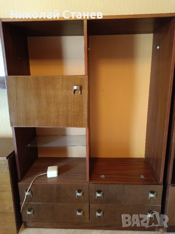 Продавам стара лакирана секция с две ракли, снимка 4 - Секции и витрини - 50431424