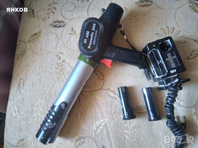 Предлагам ел.пистолет за полагане на силикон.