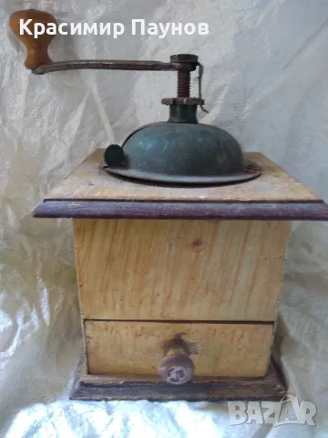 Стара мелничка за кафе .