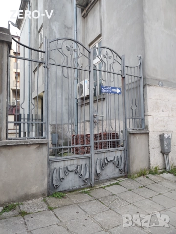 Стара ретро кована врата антика от ограда на къща 