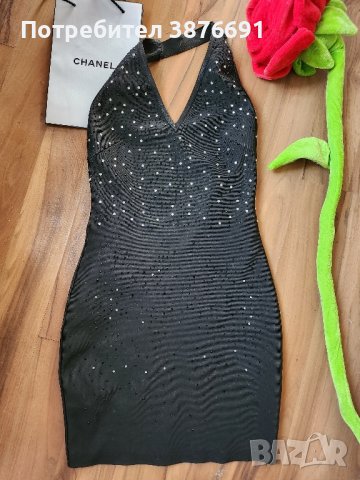 Луксозна рокля с камъни и гол гръб