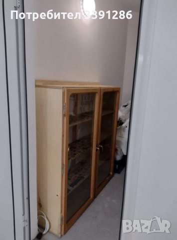 Продавам стабилен дървен шкаф (дървена витрина) с рафтове и стъклени врати