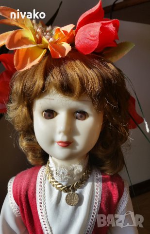 Продавам 58 годишна кукла в народна носия., снимка 2 - Антикварни и старинни предмети - 35520835