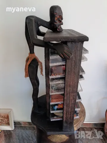 Шкаф за 26 бр. музикални дискове. Ръчно изработена дърворезба на шаман . , снимка 4 - Шкафове - 48854517