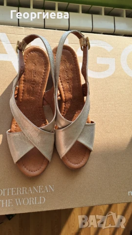 Златисти леки сандалки