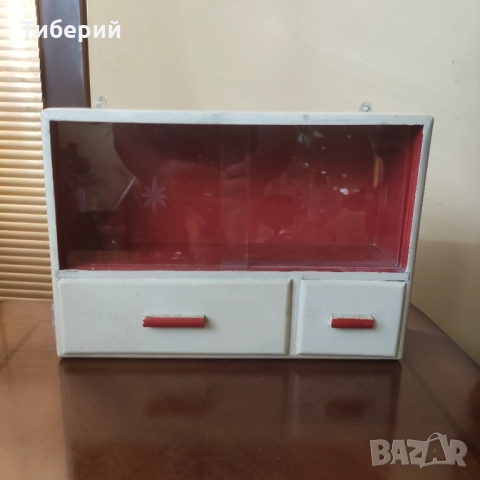 Дървена аптечка шкафче от соца/ретро