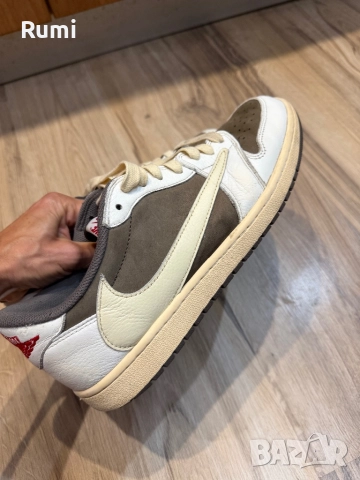 Оригинални кожени кецове Jordan 1 Low Travis Scott! 47,5 н, снимка 9 - Маратонки - 52306381
