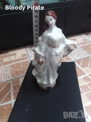 порцеланова фигура на жена 
