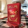 карти за игра BEE METALLUXE RED нови  Класически дизайн на карти Bee Diamond Back завършен с красиво