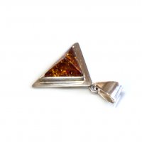 Триъгълна висулка с Кехлибар, снимка 3 - Колиета, медальони, синджири - 28499967