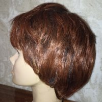Качествена къса перука с бретон кестеняво с червеникав оттенък , снимка 3 - Аксесоари за коса - 42998561
