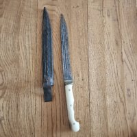 Овчарски кован нож с дръжка от кокал орнаменти по острието, снимка 2 - Ножове - 44053230