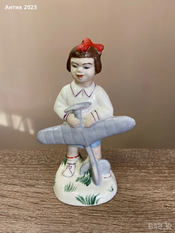 Винтидж порцеланова статуетка „Момиче със самолет“, СССР, снимка 1