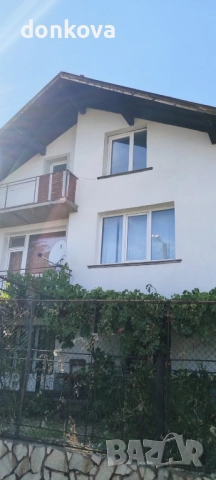 масивна двуетажна къща в гр Перник Байкушева махала.
