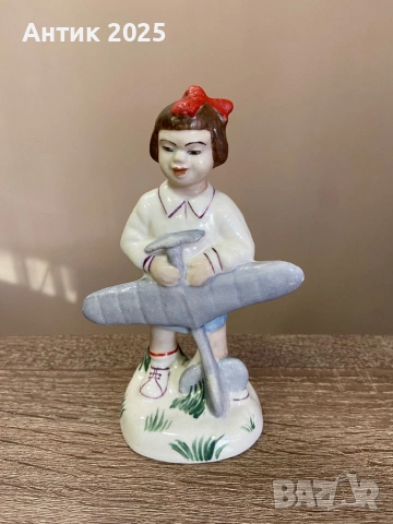 Винтидж порцеланова статуетка „Момиче със самолет“, СССР