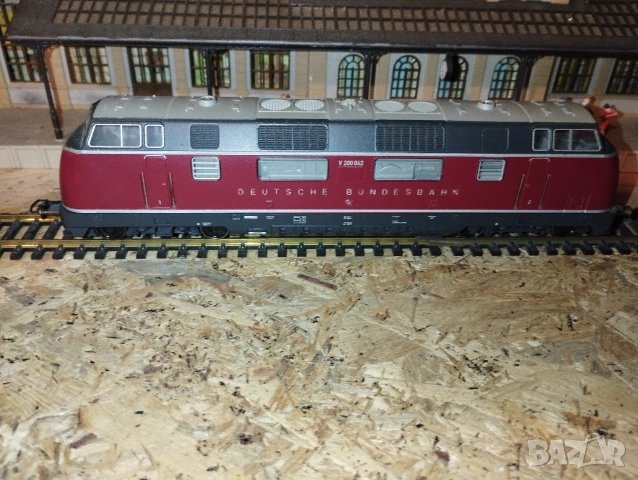 Дизелов локомотив Roco V200 HO 1/87, снимка 6 - Колекции - 53437137