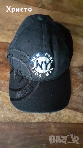 шапка бейсболна с козирка, черна, плътен плат и много бродерии  New York