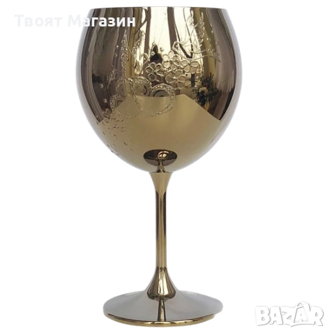 Сватбен бокал за вино в златно и нежна декорация от гълъби и сърца