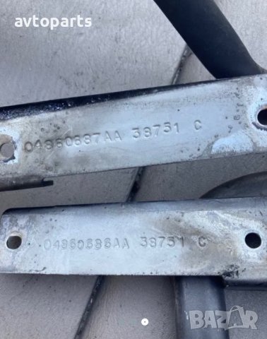 Chrysler voyager 2004година панти преден капак, снимка 2 - Части - 40347072