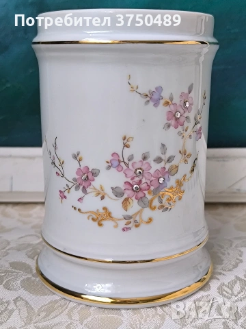 Порцеланов съд Limoge, изработен от фин порцелан ,декориран с цветя и златни акценти.