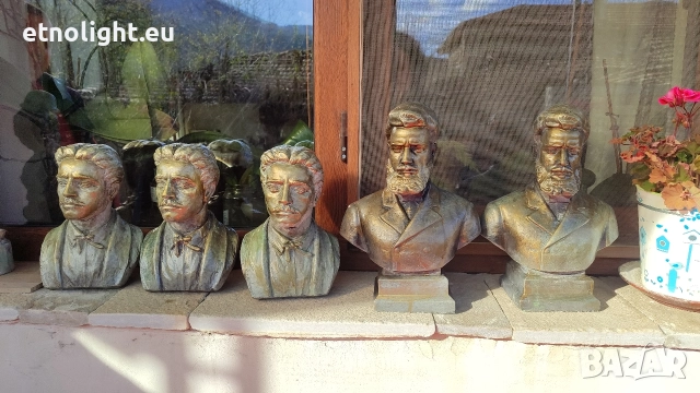 Бюстове на Христо Ботев и Васил Левски изработени от майстор от бетон 