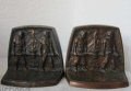  2 бр. тежки чугунени ограничители за книги релефна сцена bookend, снимка 2
