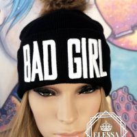 Креативен Модел Топла Шапка с Лого BAD GIRL / Лошо Момиче Машинно Плетиво КОД 2335, снимка 3 - Шапки - 34945781