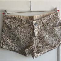 Къси панталонки BERSHKA, size 26, дънков плат, леопардови шарки, много запазени, снимка 1 - Къси панталони и бермуди - 28977637
