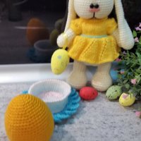 Великденски подаръци. Плетена играчка Заек-БЕБИ + яйце на стойка., снимка 3 - Романтични подаръци - 32382650